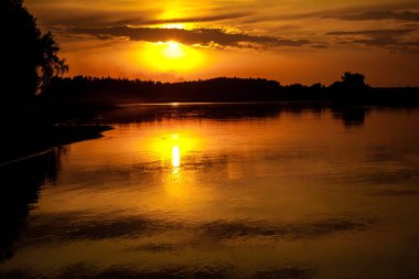 Günbatımı Nehri üzerinde. Yaz akşam peyzaj
