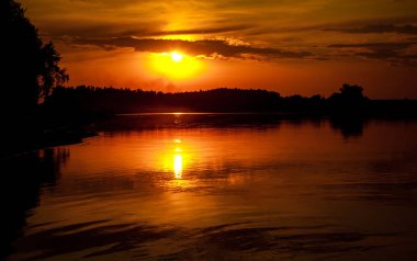 Günbatımı Nehri üzerinde. Yaz akşam peyzaj
