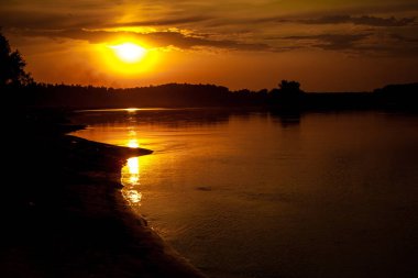 Günbatımı Nehri üzerinde. Yaz akşam peyzaj