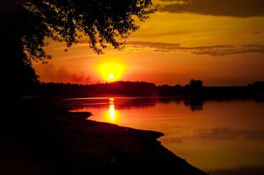 Günbatımı Nehri üzerinde. Yaz akşam peyzaj