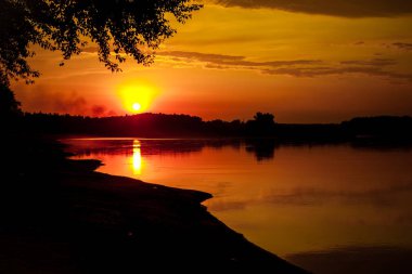 Günbatımı Nehri üzerinde. Yaz akşam peyzaj