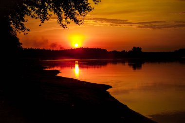 Günbatımı Nehri üzerinde. Yaz akşam peyzaj
