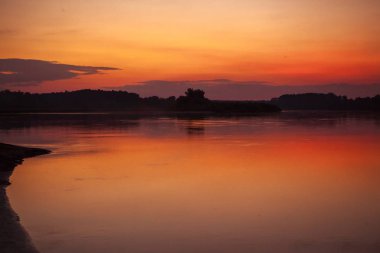 Günbatımı Nehri üzerinde. Yaz akşam peyzaj