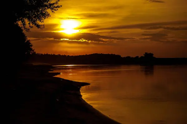 Sunset on the river. Summer evening landscape — Stock Photo, Image