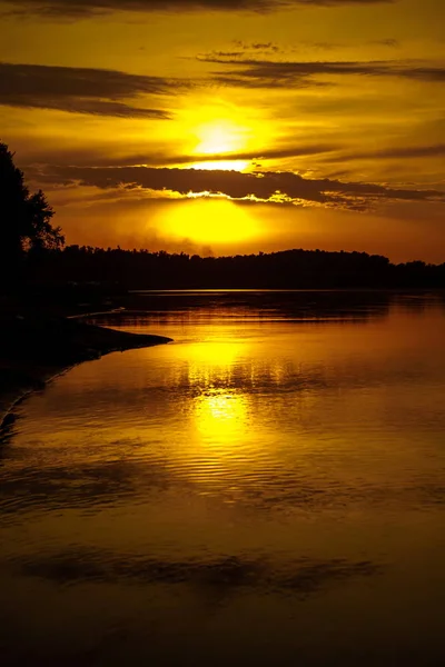 Günbatımı Nehri üzerinde. Yaz akşam peyzaj