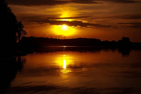 Sunset on the river. Summer evening landscape — Stock Photo, Image