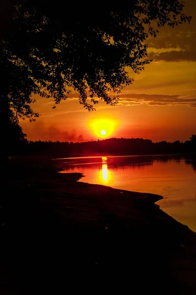 Günbatımı Nehri üzerinde. Yaz akşam peyzaj