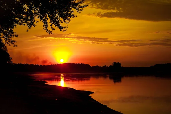 Günbatımı Nehri üzerinde. Yaz akşam peyzaj