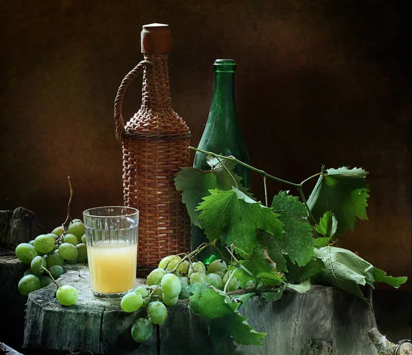 Młodego białego wina i winogron — Zdjęcie stockowe