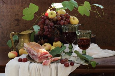 şarap, üzüm ve ahşap bir masa üzerinde tuzlu pastırma ile natürmort