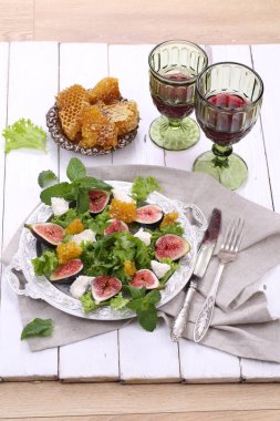 İncir, keçi peyniri ve kırmızı şarap ile salata