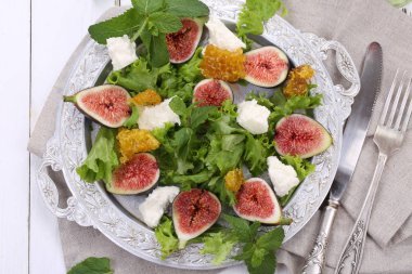 Salata incir ve keçi peyniri