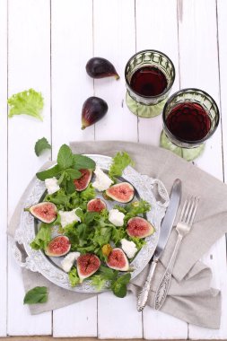 İncir, keçi peyniri ve kırmızı şarap ile salata