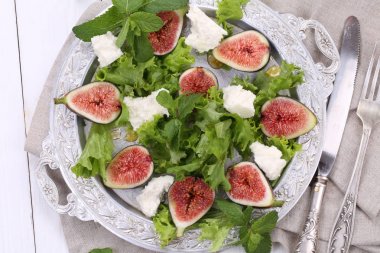 Salata incir ve keçi peyniri