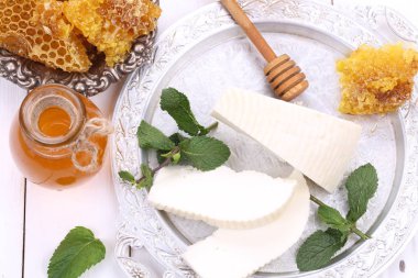 Beyaz ahşap zemin üzerinde peynirli tatlım