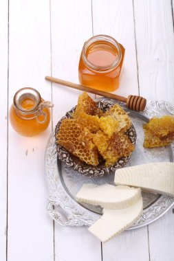 Bal tarak Beyaz ahşap zemin üzerinde