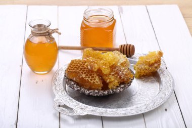 Bal tarak Beyaz ahşap zemin üzerinde