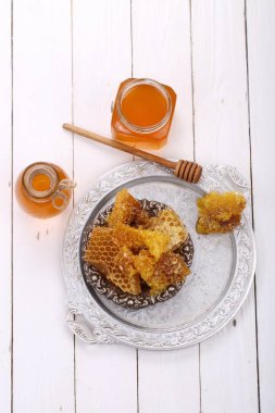 Bal tarak Beyaz ahşap zemin üzerinde