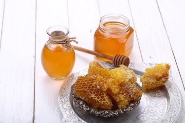 Bal tarak Beyaz ahşap zemin üzerinde