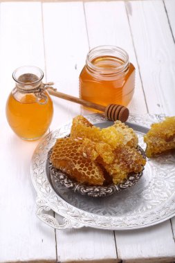 Bal tarak Beyaz ahşap zemin üzerinde