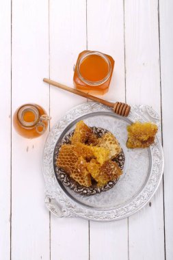 Bal tarak Beyaz ahşap zemin üzerinde