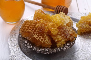 Bal tarak Beyaz ahşap zemin üzerinde