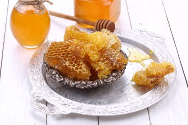 Bal tarak Beyaz ahşap zemin üzerinde