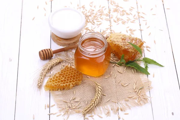 Χτένα μέλι και γάλα σε λευκό φόντο — Φωτογραφία Αρχείου