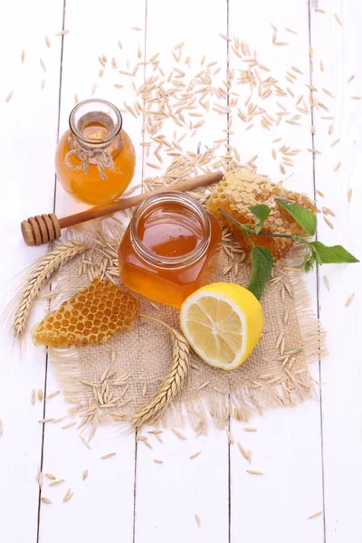Натюрморт з чаєм і медовим гребенем — стокове фото