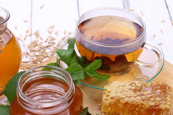Çay ve bal tarak ile natürmort — Stok fotoğraf