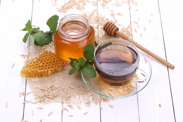 Çay ve bal tarak ile natürmort — Stok fotoğraf