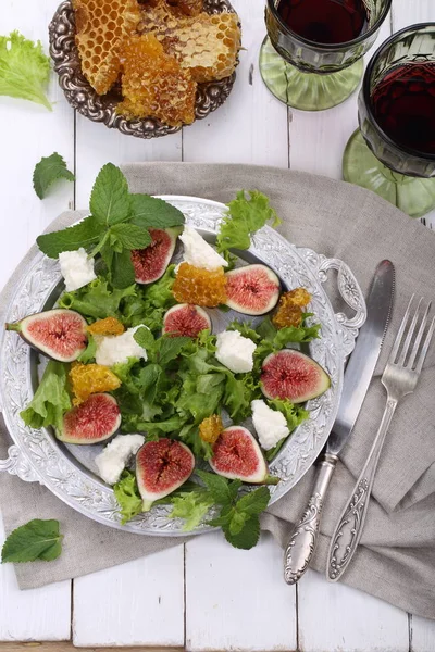 Salada com figos, queijo de cabra e vinho tinto — Fotografia de Stock