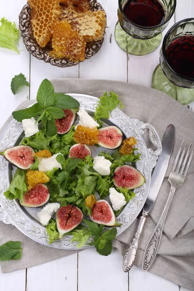 Saláta, füge, kecskesajt és vörös bor — Stock Fotó