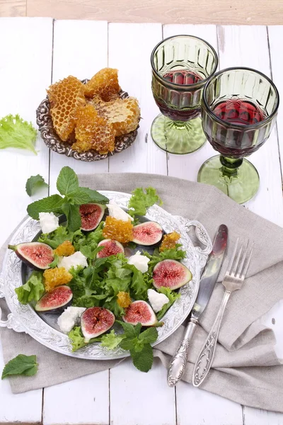 Salad with figs, goat cheese and red wine — Stock Photo, Image