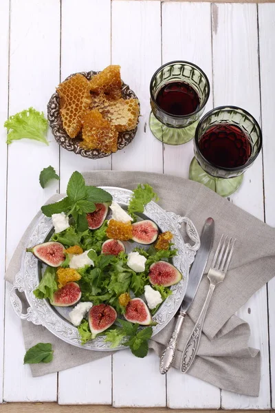 İncir, keçi peyniri ve kırmızı şarap ile salata — Stok fotoğraf