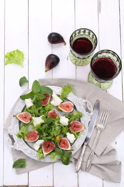 Salada com figos, queijo de cabra e vinho tinto — Fotografia de Stock