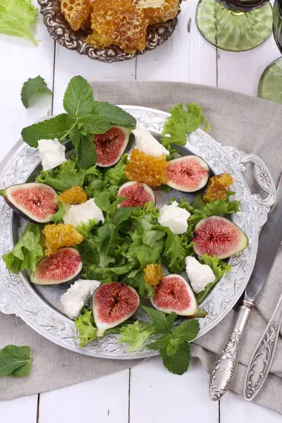 Salada com figo e queijo de cabra — Fotografia de Stock