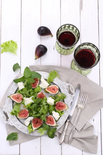 Salada com figos, queijo de cabra e vinho tinto — Fotografia de Stock