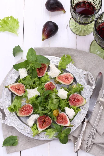 Salada com figo e queijo de cabra — Fotografia de Stock