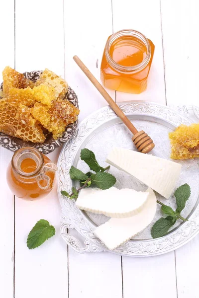 Honung med ost på vit trä bakgrund — Stockfoto