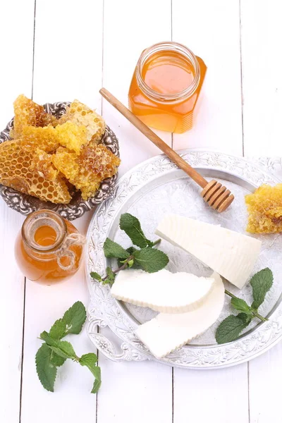 Beyaz ahşap zemin üzerinde peynirli tatlım
