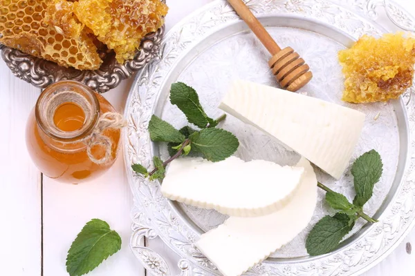 白い木製の背景にチーズと蜂蜜します。 — ストック写真