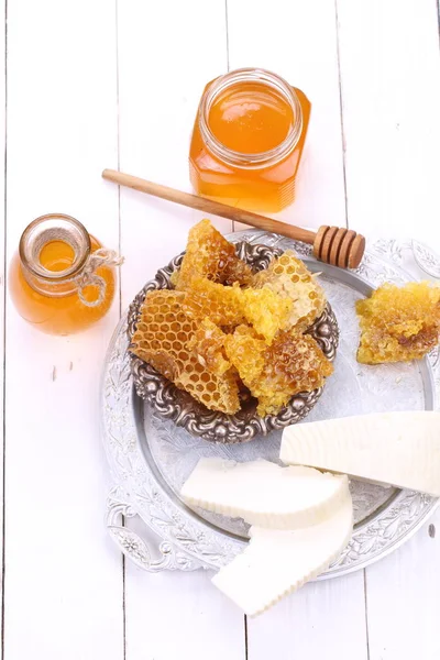 Bal tarak Beyaz ahşap zemin üzerinde