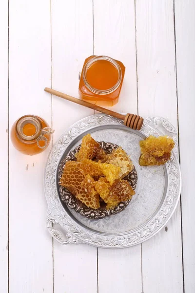 Bal tarak Beyaz ahşap zemin üzerinde