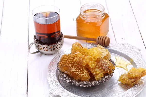 Beyaz ahşap zemin üzerinde çay ile tatlım