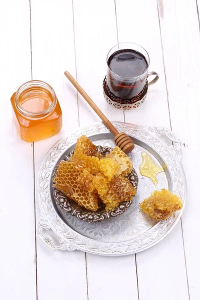 Miel con té sobre fondo blanco de madera —  Fotos de Stock