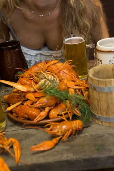 Oktoberfest. Bière à l'écrevisse bouillie sur une table en bois — Photo