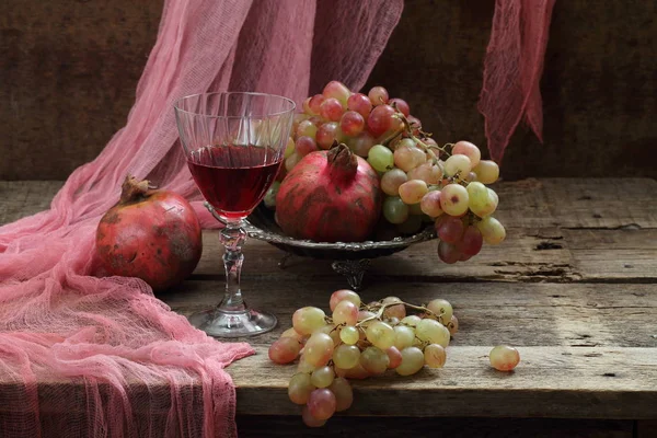 Kırmızı şarap, pembe üzüm ve nar ile natürmort — Stok fotoğraf