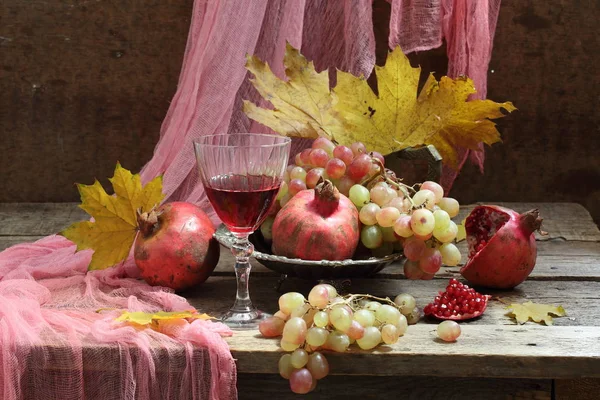 Červené víno s ovocem a kytice podzimní listí — Stock fotografie
