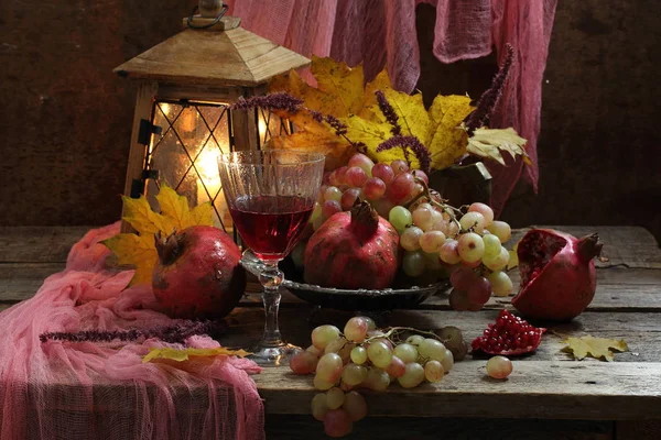 Nature morte avec vin rouge, fruits et vieille lanterne — Photo